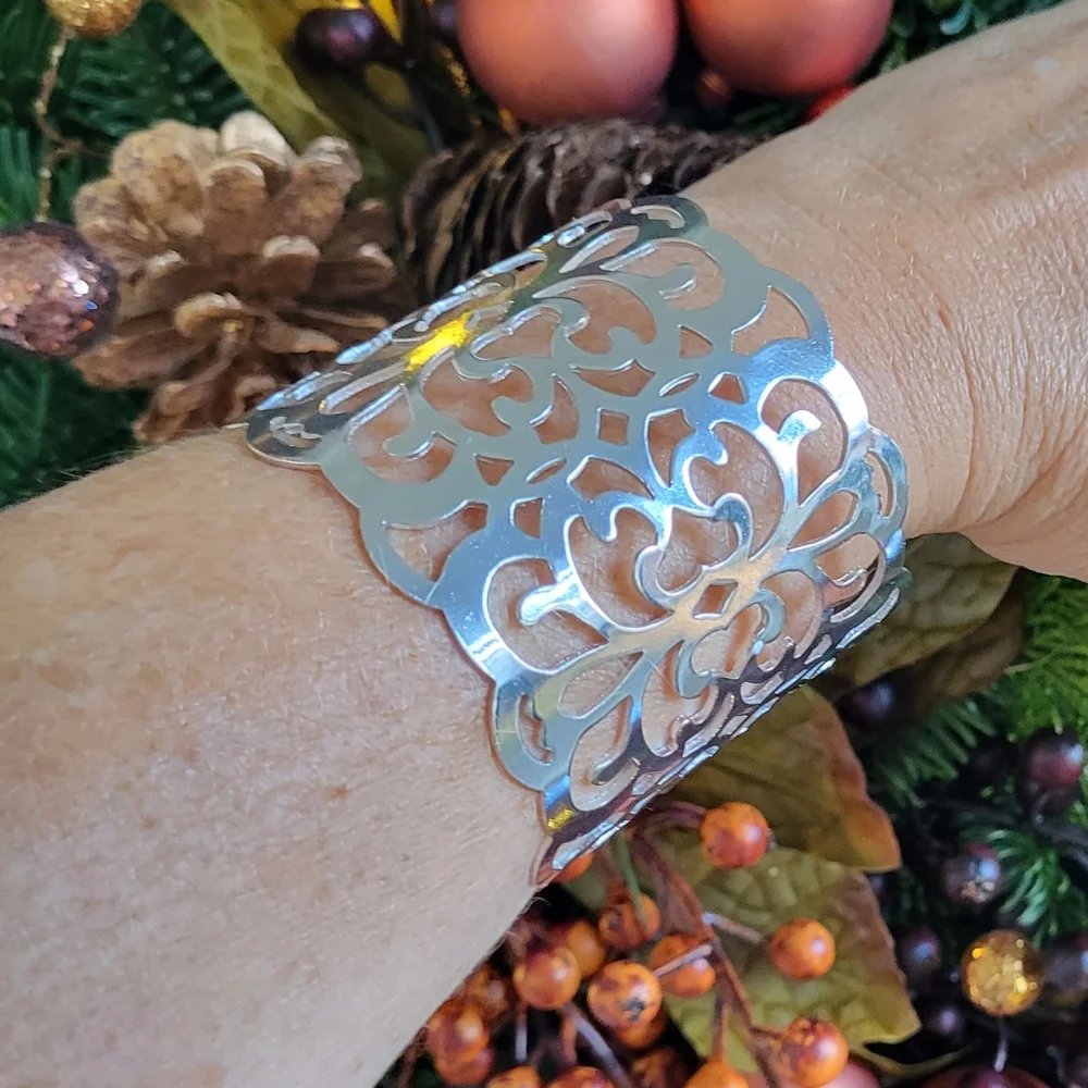 GORGEOUS BRAND NEW SILVER SCROLL CUFF INTRiCATE AND ORNATE - Picture 3 of 6